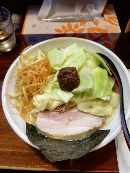 「熟成練り醤油ラーメン大盛り　茹でキャベツ　750円50円」@『   』（無銘）の写真