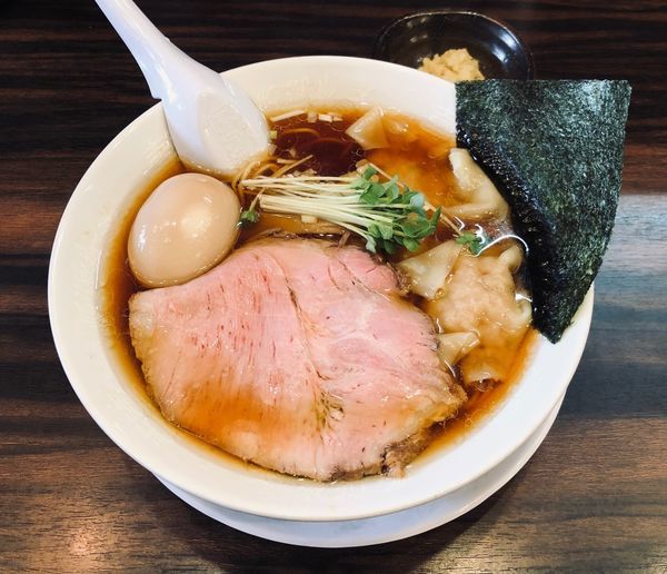 「醤油（細・固め他￥700）＋味玉（￥100）」@稲荷屋の写真