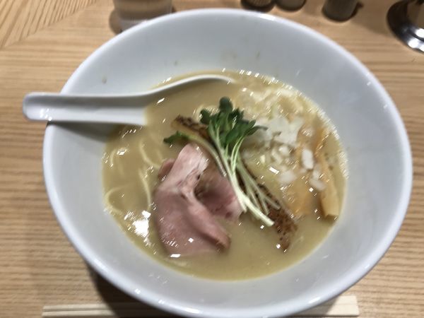 「濃厚鳥白湯らーめん塩」@麺場 二寅 秋津本店の写真