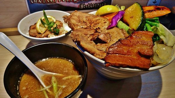 「肉つけめん+特盛り+野菜+レモンチャーシュー丼」@八王子 麺屋土竜の写真