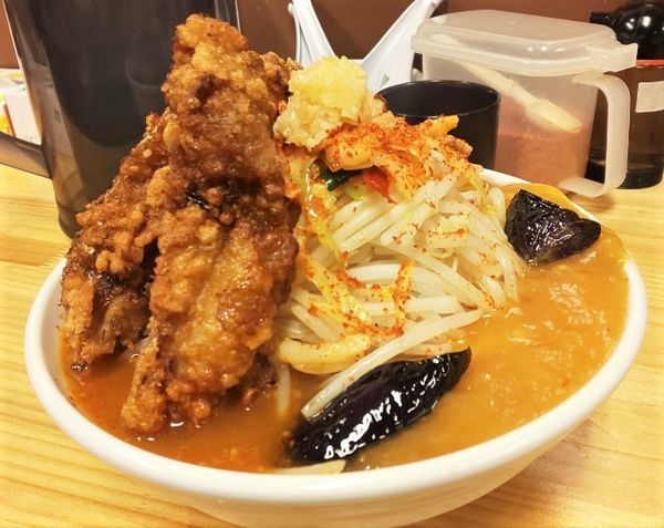 「極辛あんかけDX（メガ唐付) 麺中盛+唐揚げ一本」@旨辛ラーメン 表裏 市ヶ谷本店の写真