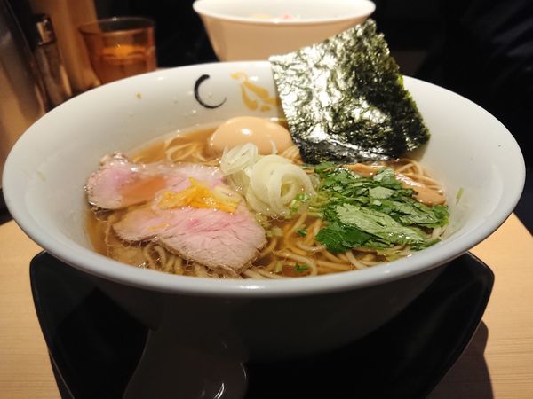 「鴨脂と蛤の醤油＋味玉」@SOBAHOUSE 金色不如帰 新宿御苑本店の写真