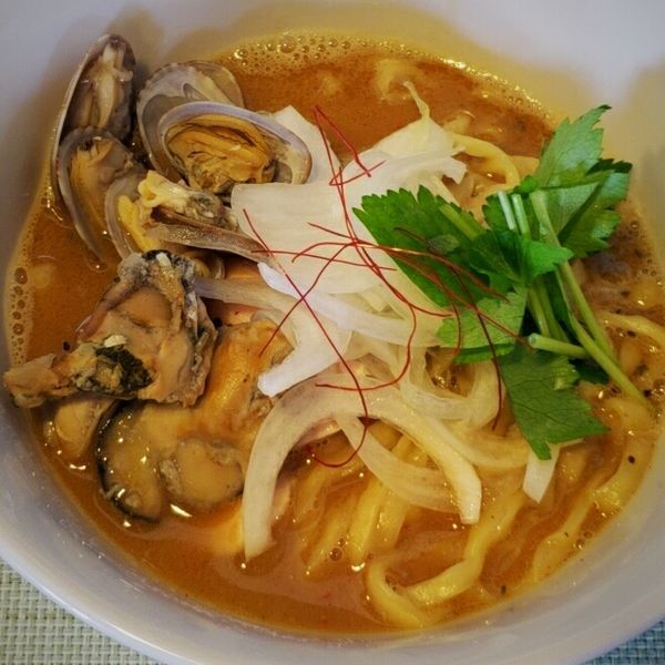 「【本日の限定】牡蠣と浅利の鶏白湯そば ９００円他」@中華蕎麦 はざまの写真