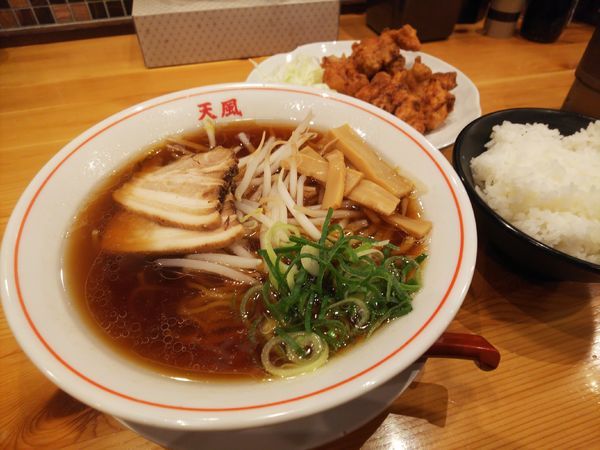 「中華そば490円＋唐揚げセット300円」@奈良天理ラーメン 天風 豊川店の写真