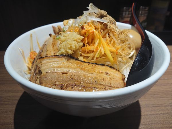 「特製みぞまぜそば＋辛ネギチャーシュー」@東京スタイルみそらーめん ど・みそ キッテグランシェ店の写真