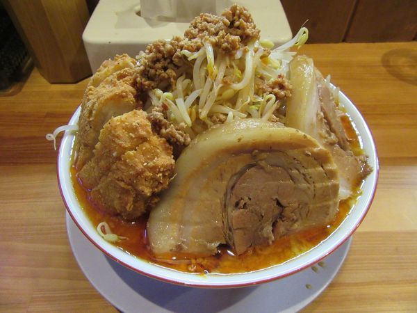 「担ジ（８５０円）＋チャーシュー２枚３００円＋ヒデチキ１５０円」@麺や 豚八の写真