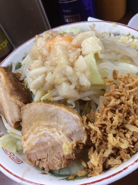 「ラーメン汁なしニンニクアブラ+辛味噌」@ラーメン 豚んちの写真