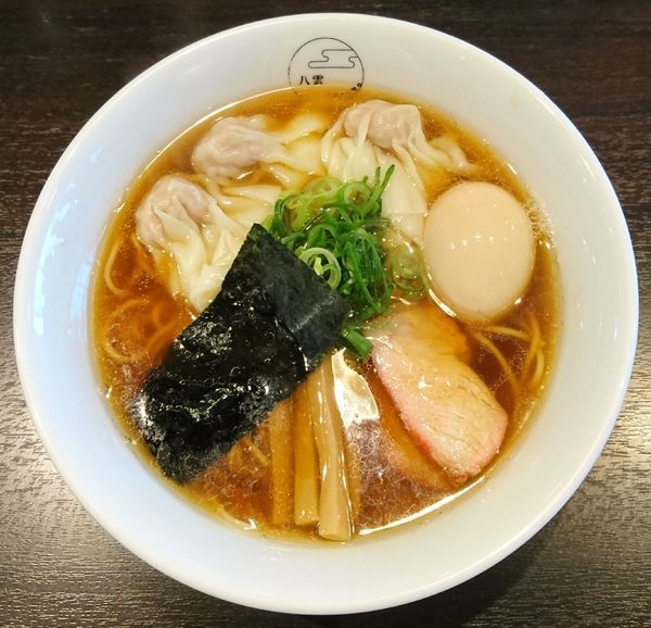 「肉ワンタン麺(ハーフ)黒だし＋味玉」@八雲の写真