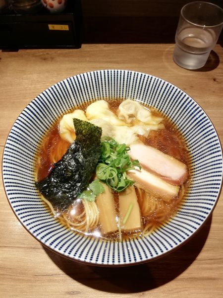 「黒旨にこにこワンタン麺　900円」@中華soba いそべの写真