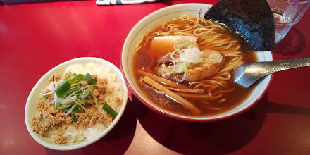「ミックスラーメン（醤油）+そぼろごはん」@戸越らーめん えにしの写真