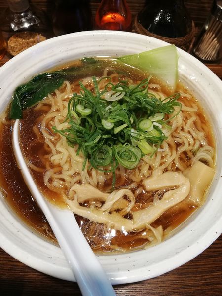 「燻製醤油らーめん」@燻製麺 燻の写真