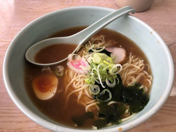 「醤油ラーメン500円」@手打らーめん 岩間の写真
