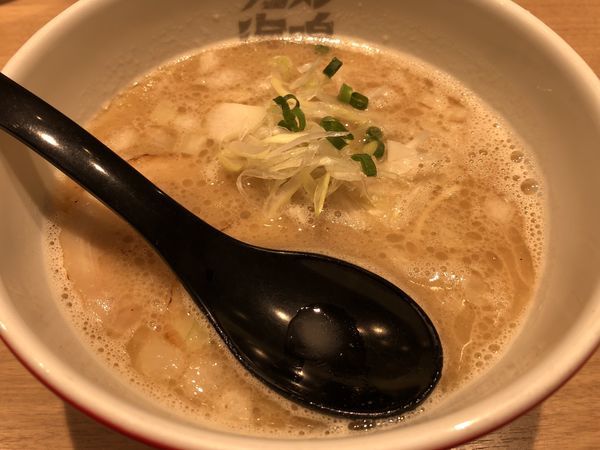 「魚介とんこつラーメン ¥780」@ラーメン海鳴 名古屋驛麺通り店の写真