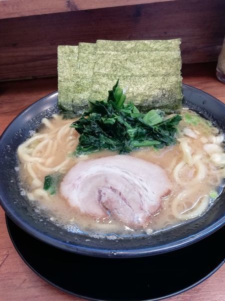 「醤油豚骨ラーメン」@横浜家系ラーメン 鶯家の写真