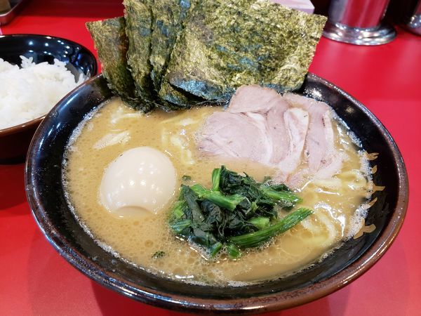 「特選ラーメン並　ライス無料」@横浜ラーメン おか本の写真