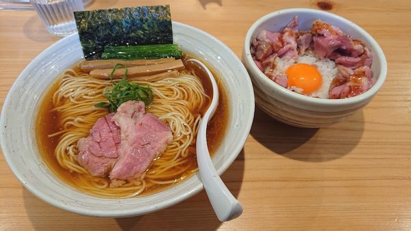 「らぁ麺(醤油)中盛り 豚ユッケ風ご飯」@麺屋 さくら井の写真