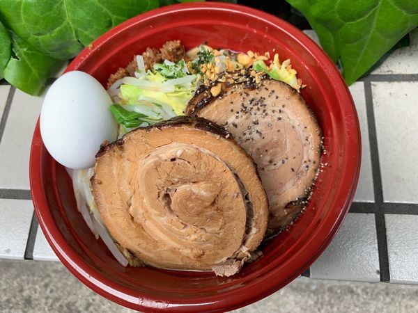 「まぜそば700円、肉1枚200円」@おどるめんAKIRAの写真