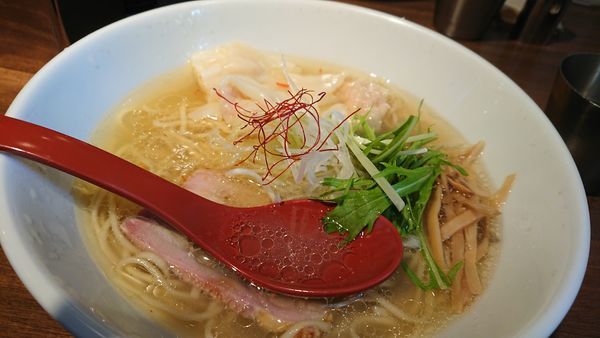 「香味鶏だしワンタン塩ラーメン」@麺屋 翔 品川店の写真