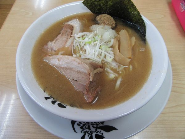 「豚骨中華そば（６８０円）＋チャーシュー１００円」@らーめん志恩の写真