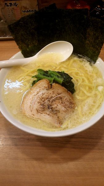「豚骨ラーメン塩(690円)大盛り(100円)」@横浜家系らーめん 春樹 青物横丁店の写真