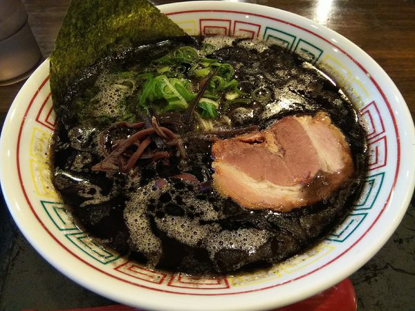 「黒ラーメン　＋替玉　※ばりかた：ランチサービス」@拉麺  登の写真