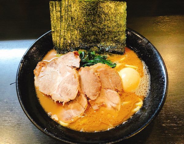 「全のせラーメン」@横浜家系豚骨醤油極太麺 侍 伏見店の写真