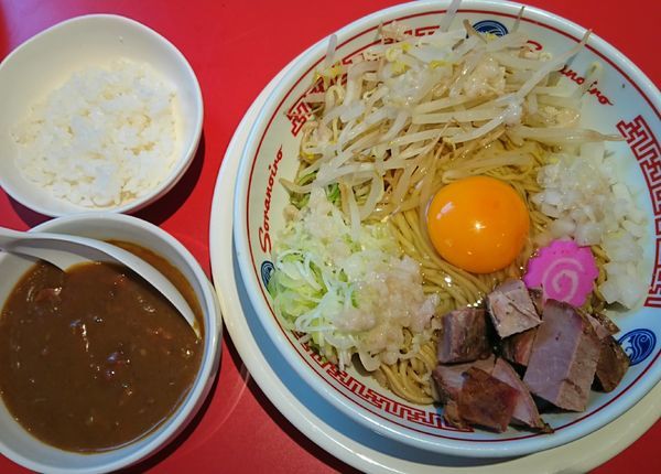 「和豚もち豚の油そば（追い飯付き）￥850＋カレーがけ￥100」@ソラノイロ 池袋店の写真