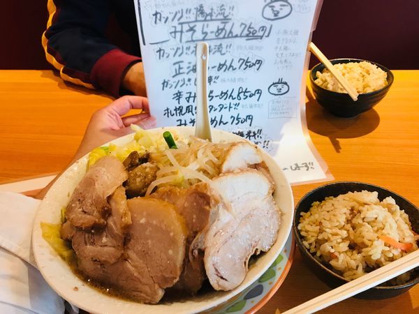 「橋本流醤油らーめん（750円）+チャーシュー4枚（250円）」@橋本食堂の写真