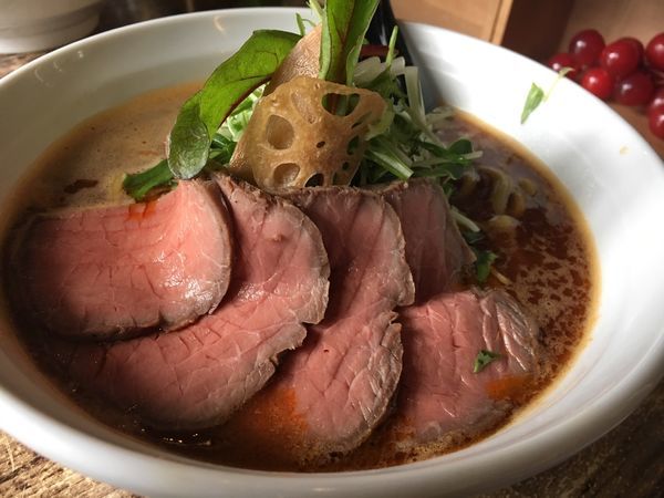 「ぶるずらーめん（ローストビーフのせ）980円」@牛骨らーめん ぶるず 門前仲町店の写真