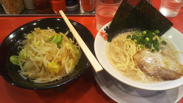 「らーめん+野菜盛」@がっとん 日吉店の写真