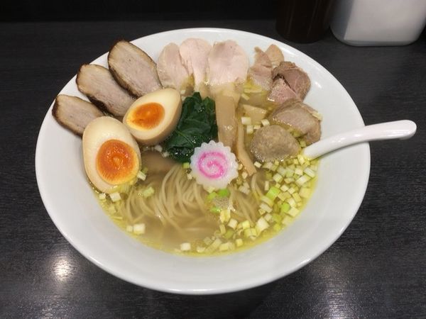 「鶏塩中華そば特製三種肉盛り」@麺処 若武者 草加分店 東北六縣堂の写真