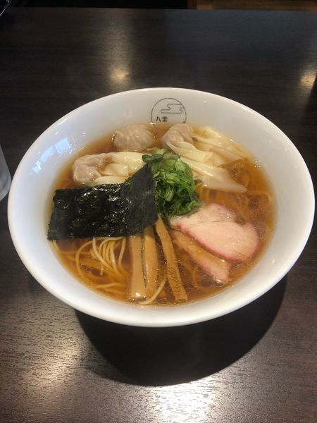 「肉ワンタン麺ハーフ 黒だし」@八雲の写真