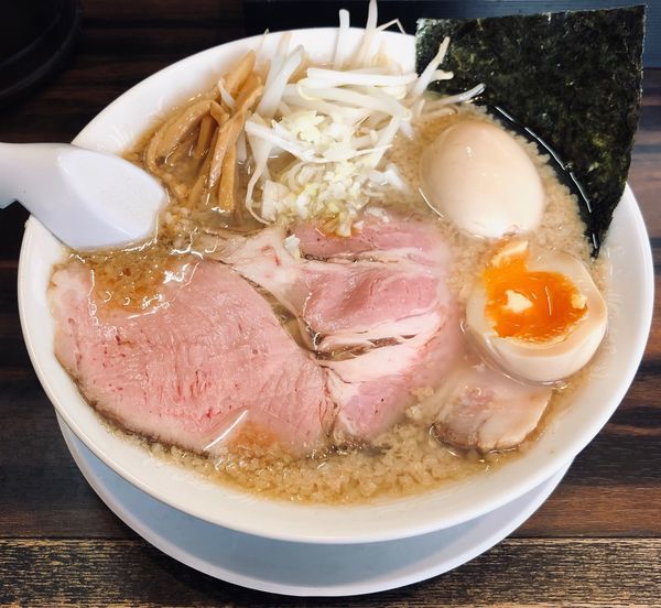 「背脂醤油（太・濃目￥750）＋味玉（￥100）」@稲荷屋の写真