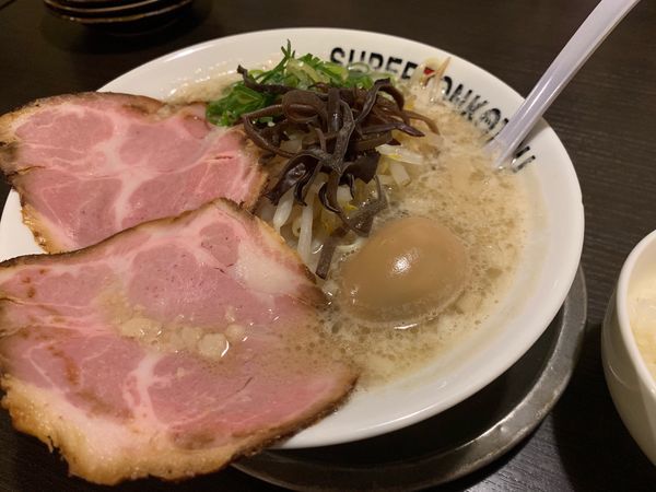 「ホワイト超とんこつ たまご」@ラーメン超とんこつの写真