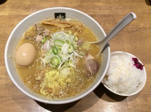 「らーめん味噌チャーシュー＋煮たまご＋（小）ライス」@大島の写真