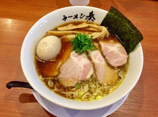 「しょうゆラーメン withチャーシュー増し&味玉」@ラーメン 奏の写真