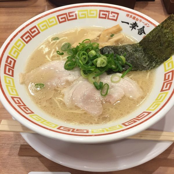 「ラーメン」@博多屋台ラーメン一幸舎 東京キッテグランシェ店の写真