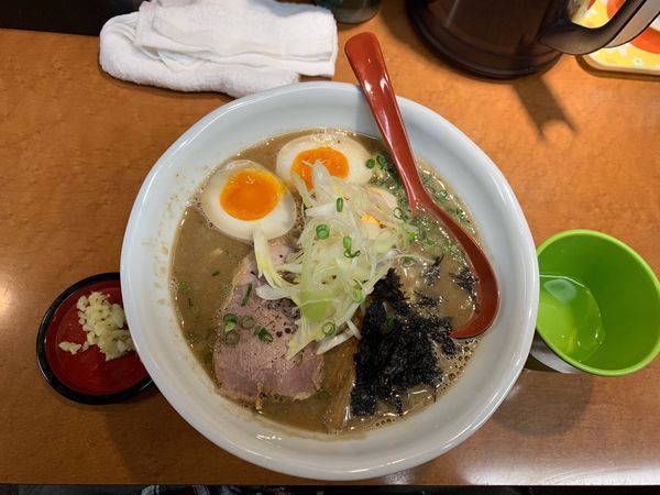 「のどくろ煮干し濃厚醤油らーめん880円、味玉120円」@萬馬軒 花橙の写真