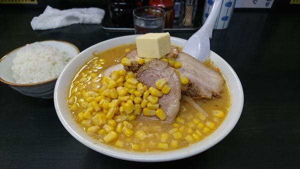「味噌チャーシュー+コーン+バター」@萬馬軒 諏訪店の写真