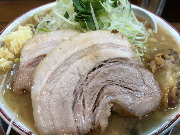 「らーめん＋豚１枚＋バラ＋トロ豚＋ニンニク」@鬼豚オーガの写真