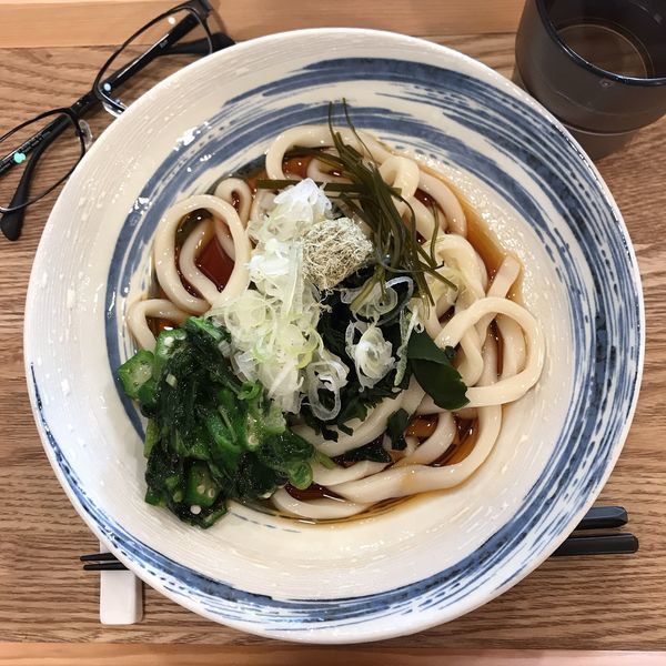 「ぶっかけうどん＋モロヘイヤ」@牛かすうどん りっちゃん 鶴見店の写真