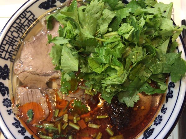 「蘭州牛肉麺(小)680円(パクチー多め無料)」@薩斐蘭州牛肉麺 池袋店の写真