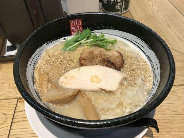 「鶏白湯ラーメン」@RYUS NOODLE BARの写真