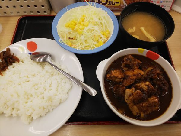 「ごろごろ煮込みチキンカレー＋生野菜セット　690円」@松屋 代々木上原店の写真