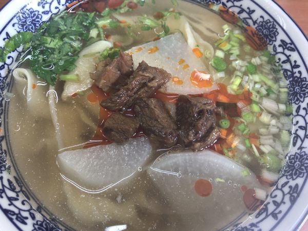 「牛大（蘭州牛肉麺）薄寛・1300円+パクチー100円」@蘭州料理 ザムザムの泉の写真