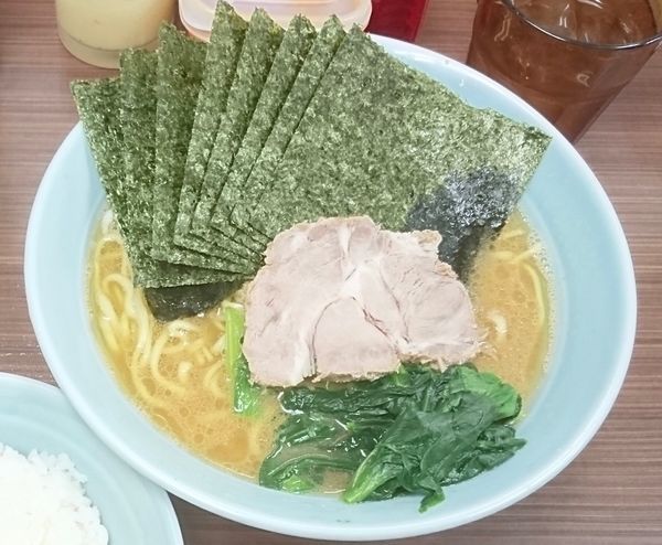 「らー麺 中 +のり」@横浜家系らーめん 武蔵家 川口店の写真