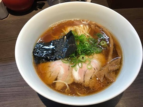 「醤油らぁ麺」@支那そばや 本店の写真