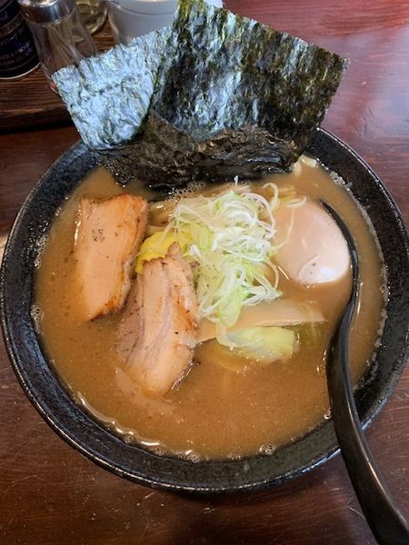 「特製濃厚魚介とんこつらーめん 通常価格900円」@めん屋 いなば 四谷店の写真