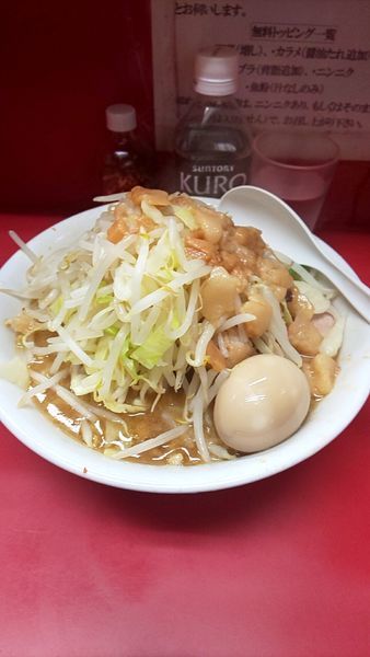 「小豚麺少な目＋味玉 コールにんにく少し＋野菜＋アブラ」@ラーメン二郎 環七一之江店の写真