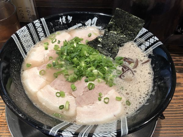 「チャーシューメン+替え玉」@博多一双 博多駅東本店の写真